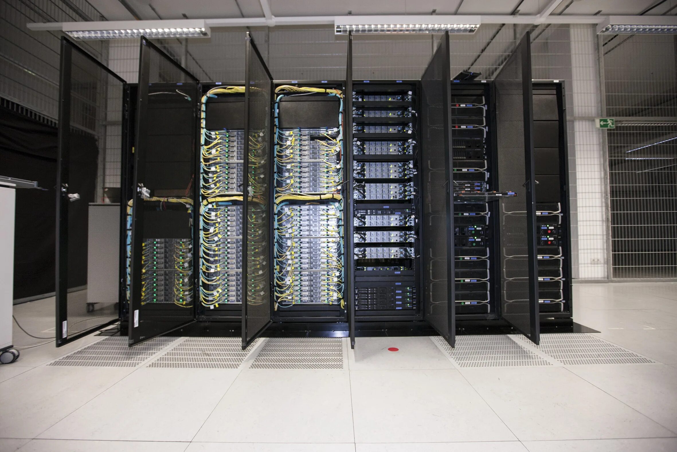Сервер ит. Netapp схд. суперкомпьютер. вычислительные серверы. серверные системы.