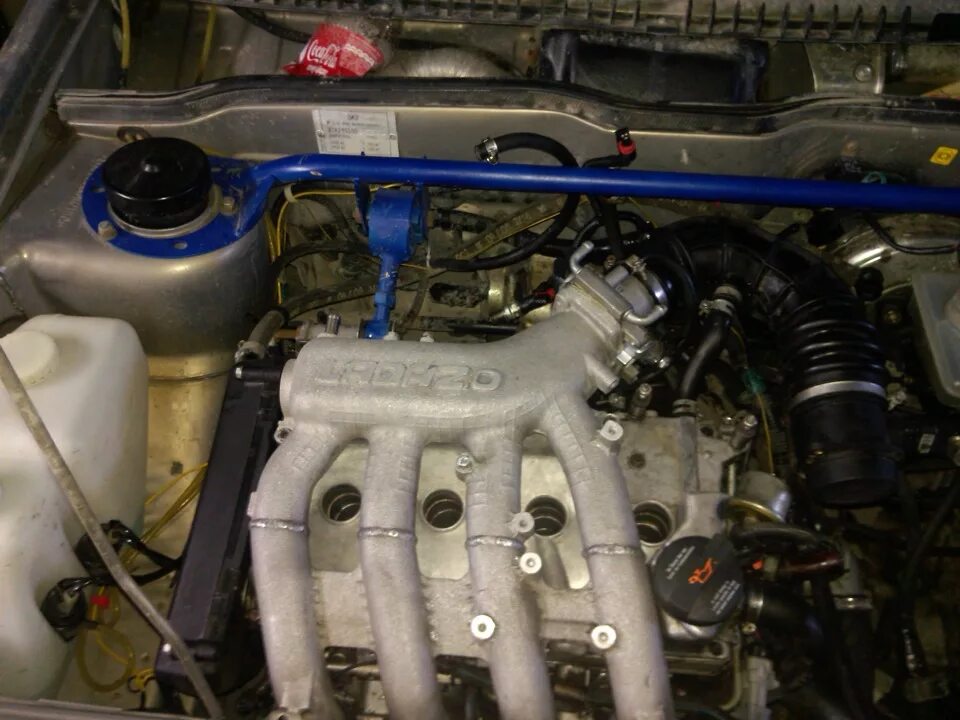 Масло 127 двигатель. Сапун Гранта 16 127 мотор. 01-07 Двигатель 16v. Подтеки на двигателе сверху. Подтекания масла на ресивере ВАЗ 16 клапанов.