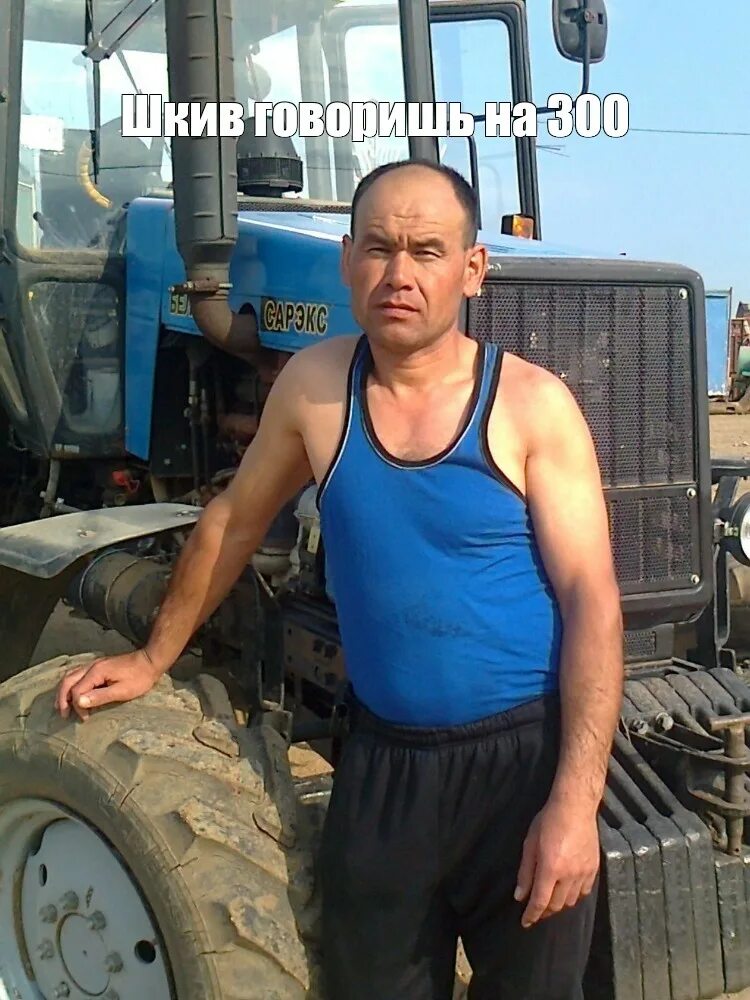 Механизатор кто это. Тракторист. Мужчина на тракторе. 300 У тракториста. Накаченный тракторист.
