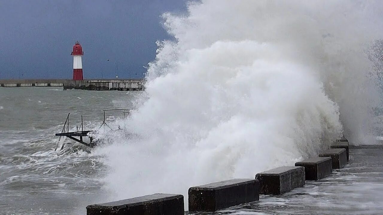 Сочи 25 апреля. Шторм на черном море в Сочи. Шторм Сочи 2012. Сочи шторм набережная. Волны шторм Сочи.