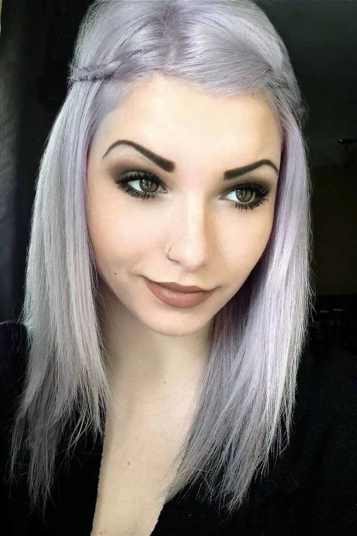 Серые волосы зеленые глаза. Пепельный цвет волос с зелеными глазами. Красивая девушка с пепельными волосами. Билли айлиш цвет волос. Серые волосы зеленые глаза.