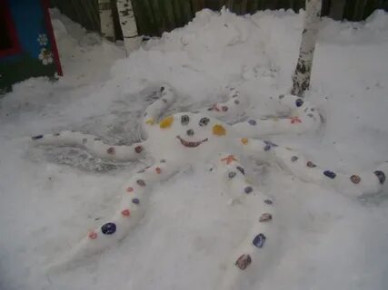 Осьминог из снега в детском