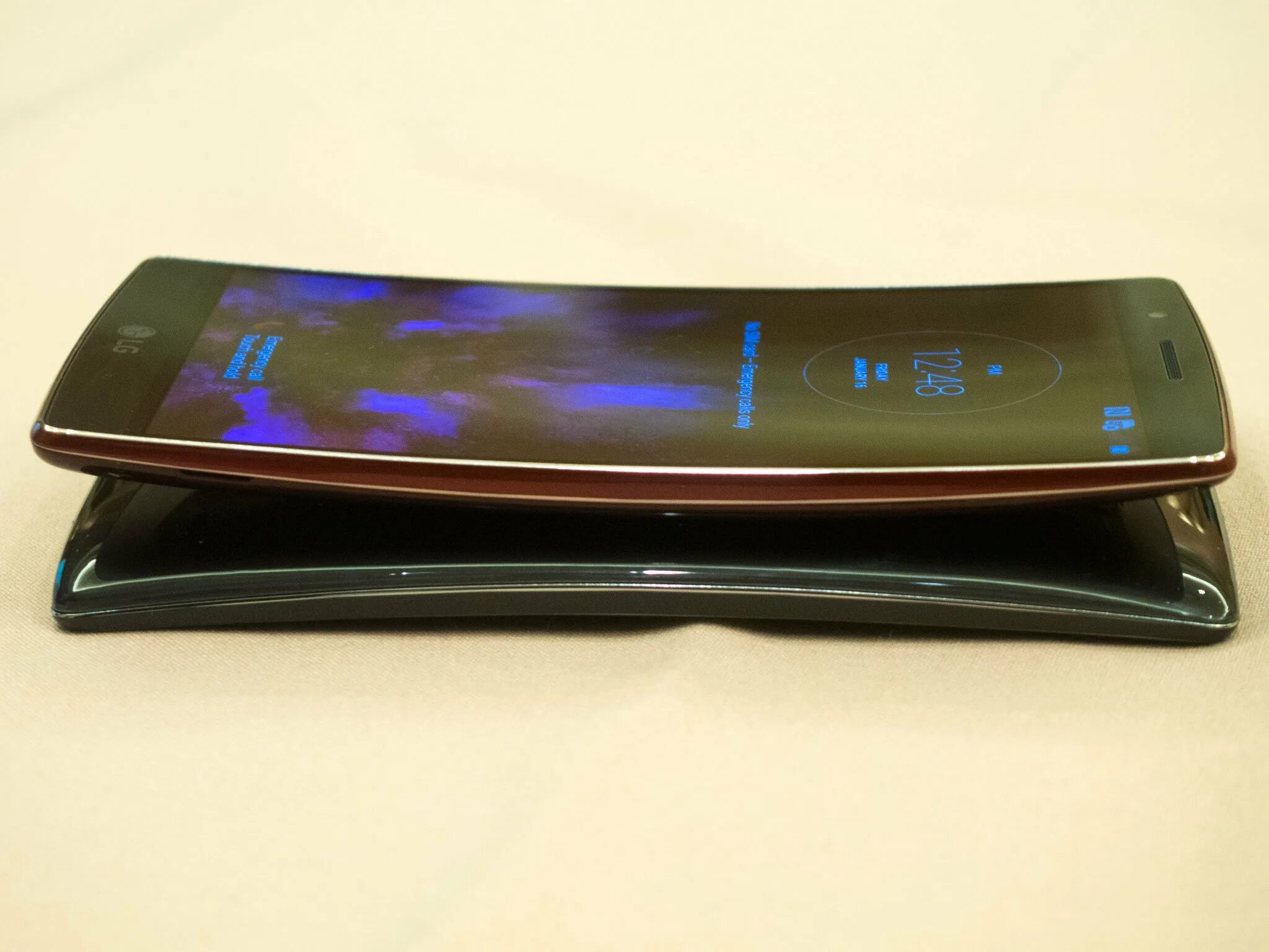 Гнутый телефон. LG G Flex 2. LG G Flex 3. LG смартфон изогнутый экран. LG G Flex.