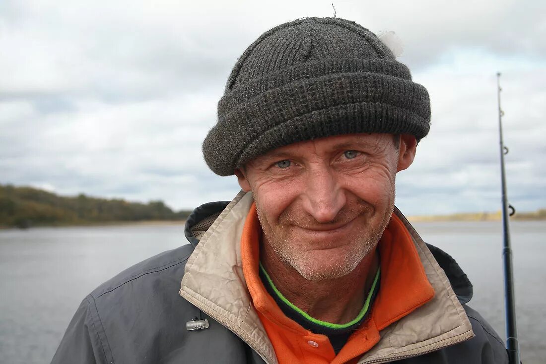 Рыбак на природе. Мужик на рыбалке. Прикольные рыбы. Рыбак с уловом. Фотомонтаж с рыбой.