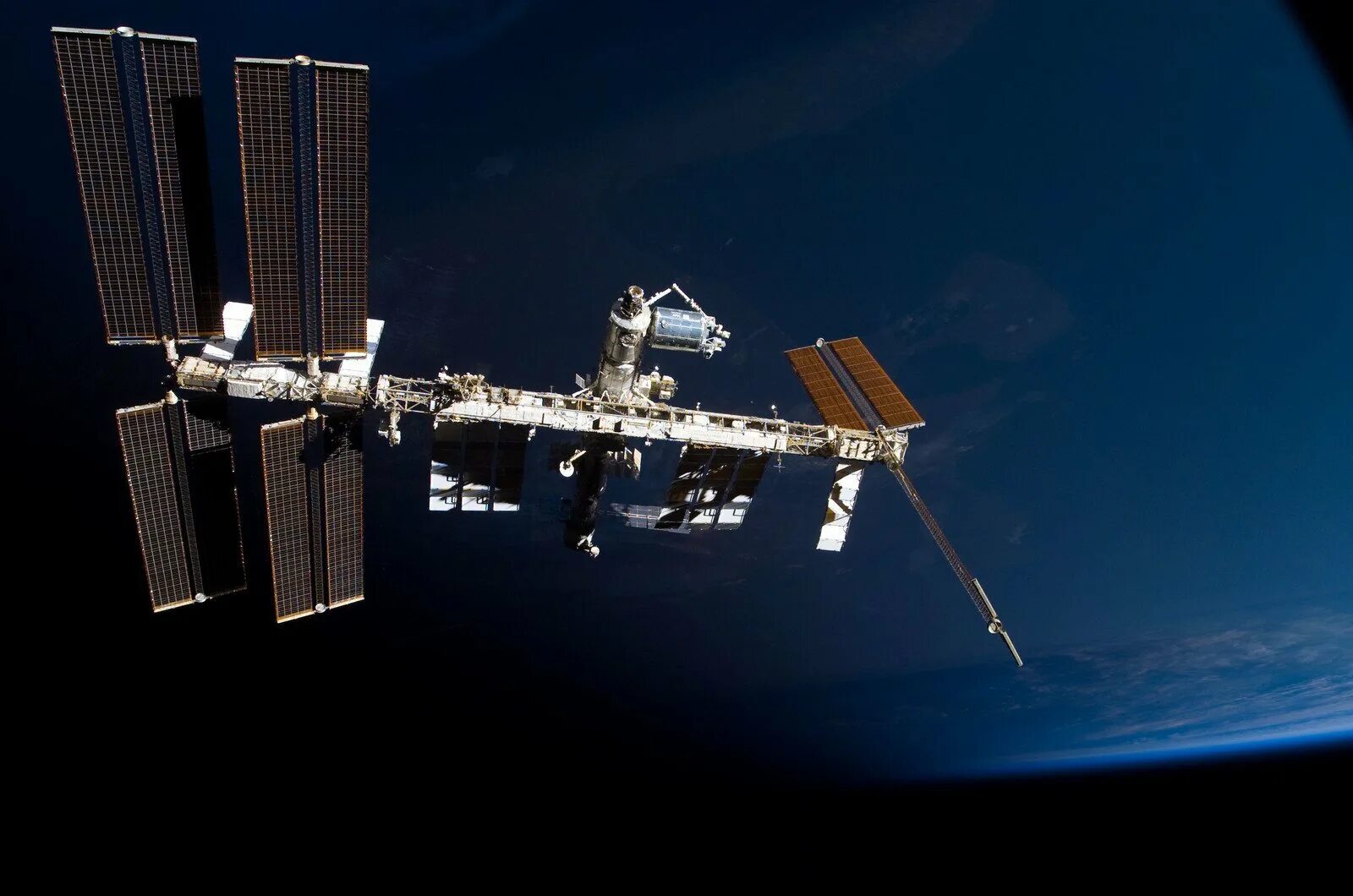 Международная станция мир. Космическая станция МКС. Спутник НАСА станция МКС. Космическая орбитальная станция мир. Атлантис космический аппарат.