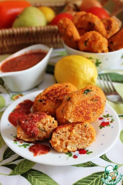 Кус кус с котлетой. Птитим с гребешками. Биточек из кус куса. Арабские мясные шарики. Котлеты с кускусом.