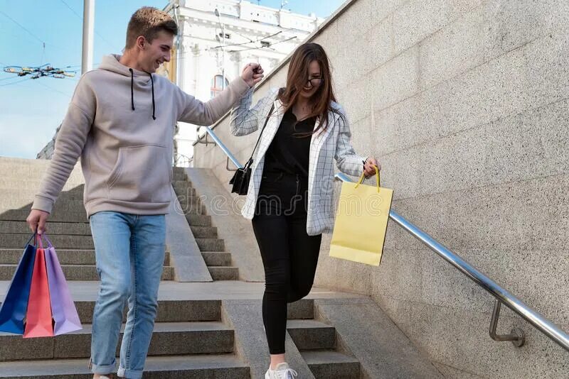 Человек помогает идти человеку. Пара гуляет в парке. Человек помогает человеку. Женщина помогает идти. Ева купо сплетница.