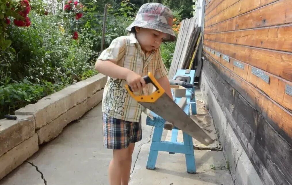 дети пилят дрова. ребенок пилит. ребенок пилит. дети пилят. дети пилят.