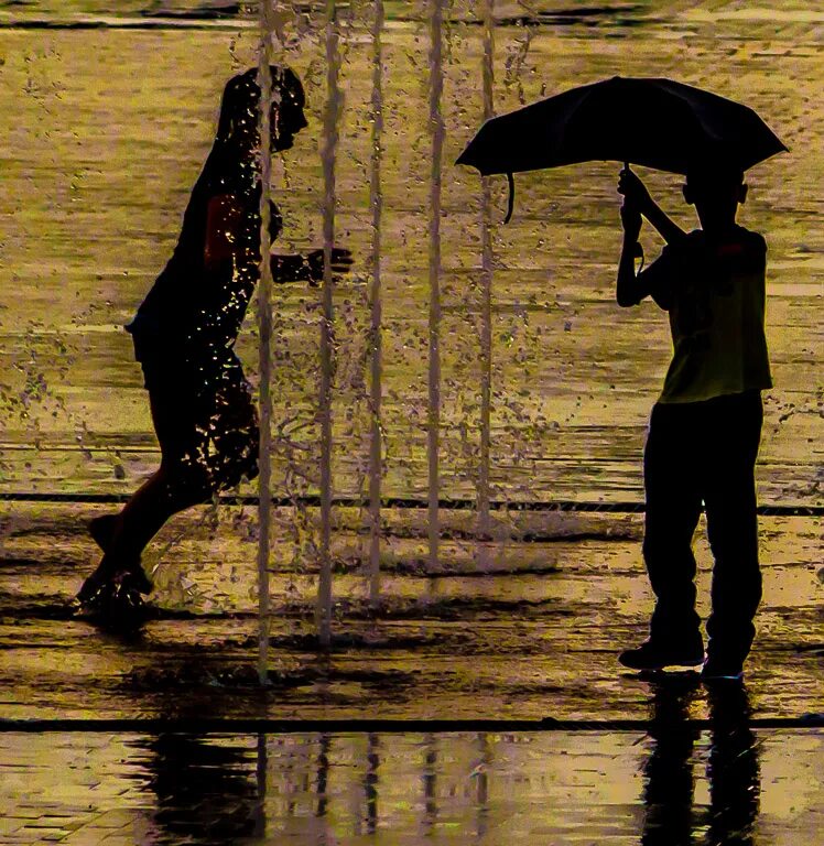 Дождь стеной песня. Человек под дождем. Человек дождя. Девушка под дождем. Под дождем без зонта.