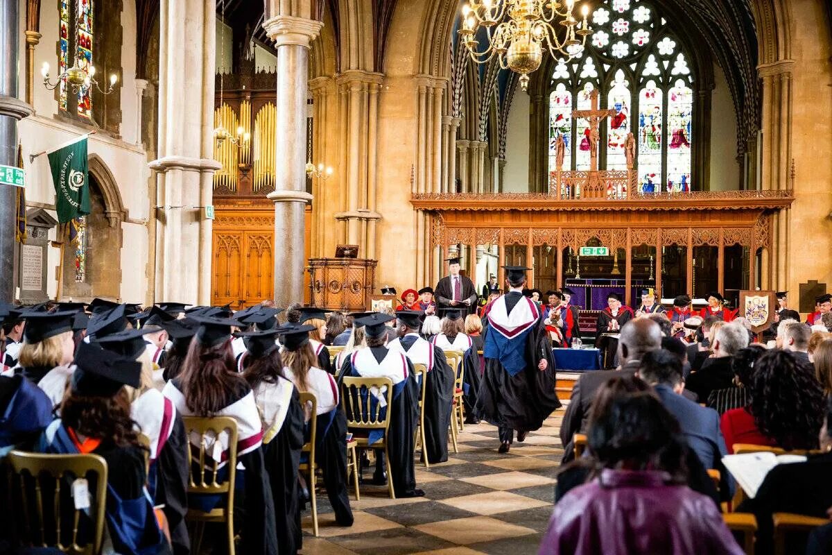 Students cambridge cambridge university. Университет Букингема Великобритания. Оксфордский университет университеты Англии. Оксфорд Кембридж Гарвард. Университеты Оксфорда и Кембриджа в Англии.