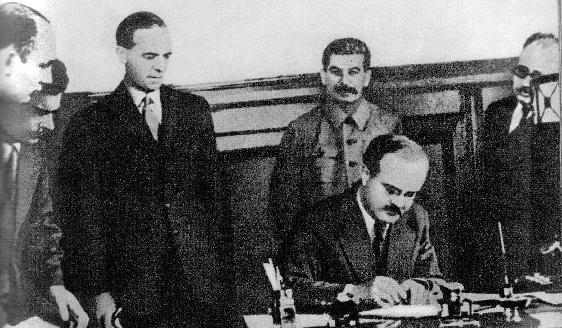 Был заключен военный союз. 12 Июля 1941 соглашение между СССР И Великобританией. 12 Июля 1941 г. в Москве советско английское соглашение. Англо советское соглашение 12 июля 1941. 12 Июля - советско-английское соглашение.