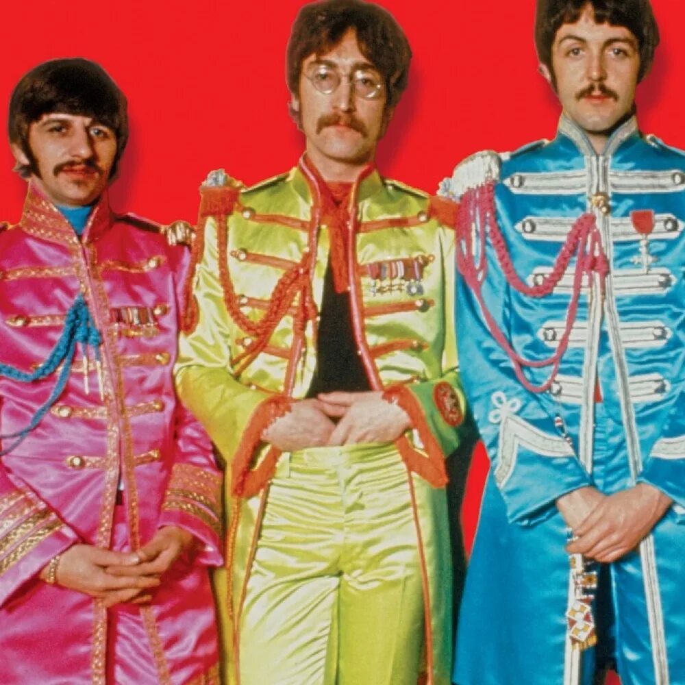 Beatles sgt peppers lonely hearts club. Битлз сержант Пеппер. Битлз костюмы Sgt Pepper's. Костюмы Битлз сержант Пеппер. Битлз Sgt Pepper s Lonely Hearts Club Band.