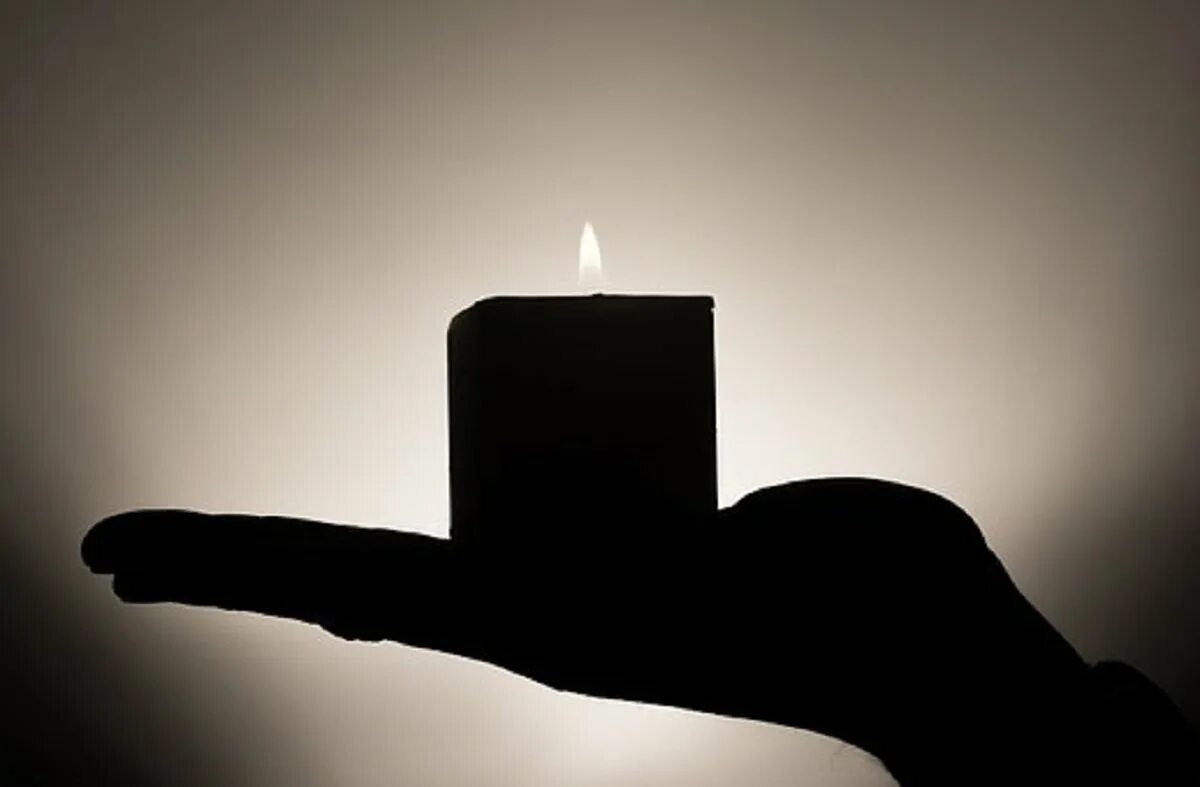 Открытки траурные свечи. Свеча в руках. Траурная свеча. Тень от горящей свечи. Свеча горит в руке.