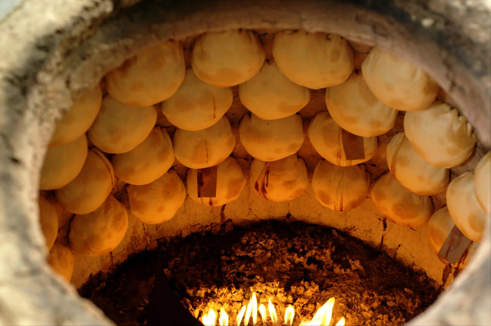 тандырная самса в тандыре. самса в тандыре. самса тандырная. пекарь тандырщик самса. рыба в тандыре.
