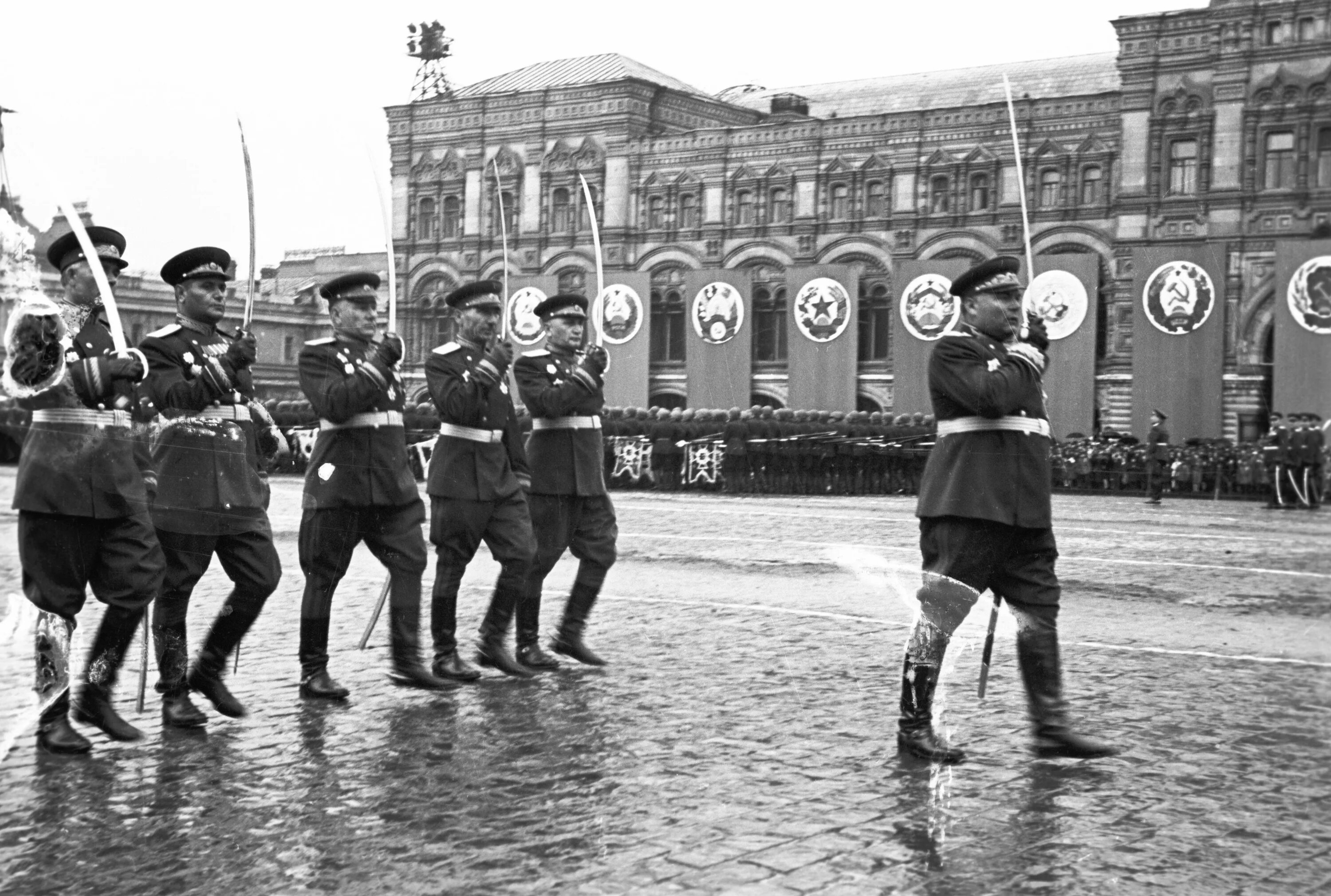 1945 год парад победы на красной. Малиновский на параде Победы 1945. Парад Победы 1945 маршалы. Парад Победы 24 июня 1945 года. Маршал Малиновский на параде Победы 24.06.45.