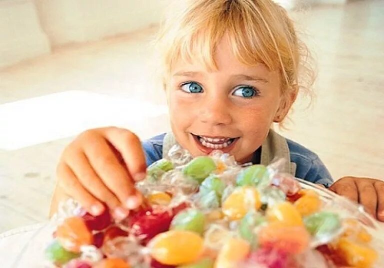 Все ест все давай сладкое любит. Детские сладости. Конфеты детям. Девочка ест конфеты. Дети и сладкое.