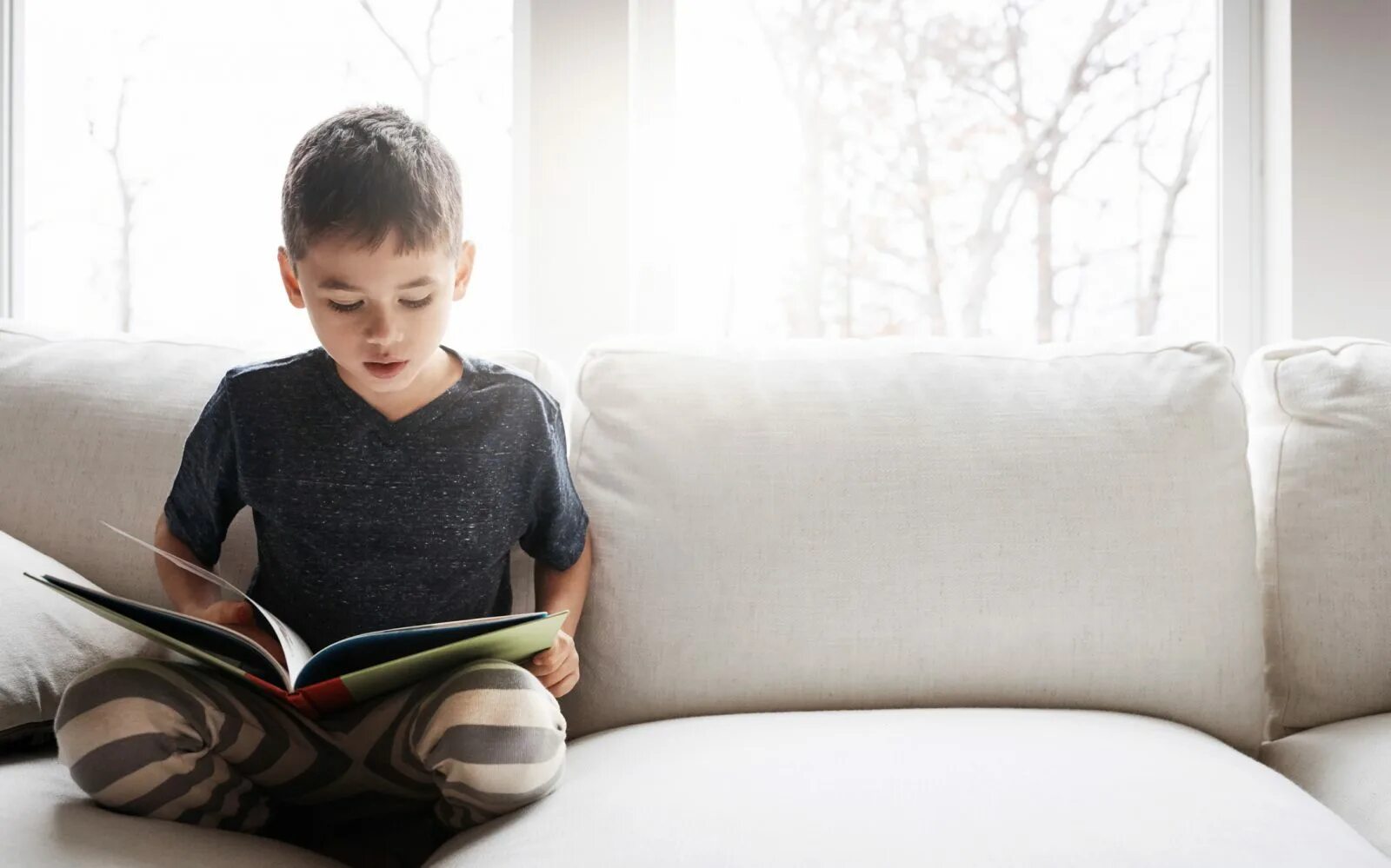 Дети читают. Ребенок читает за столом. Мальчик за чтением. Книги для детей.
