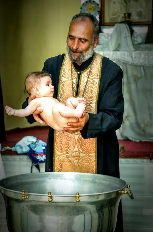 Крестины в армянской церкви в москве. Крестины в армянской церкви. Монастырь женский старцы. Армянские крестины младенца. Армянское крещение детей.