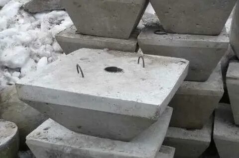 Бетонная опора дорожного знака