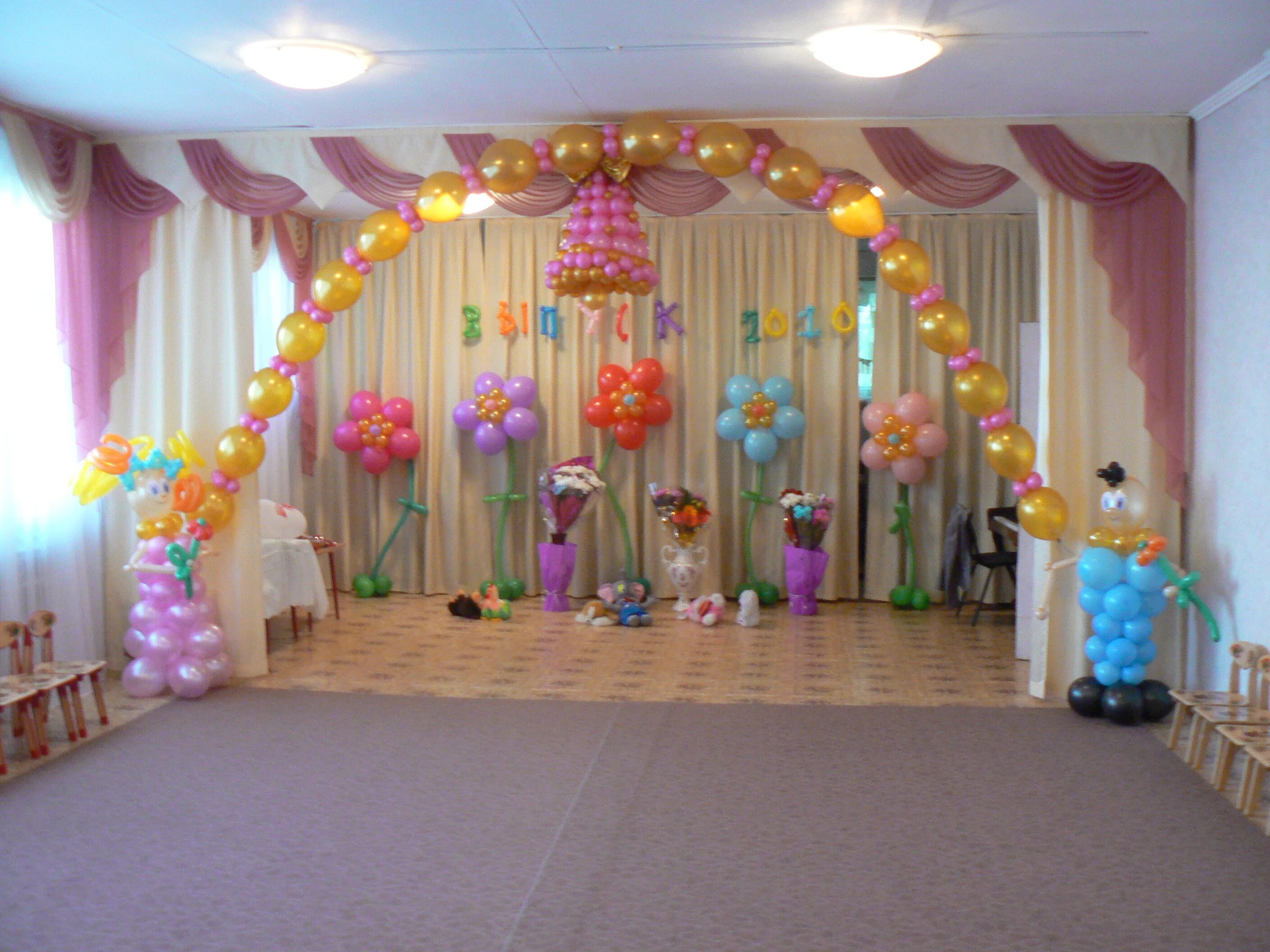украшение шарами на выпускной в детском саду. как украсить зал в детском саду. украшение зала в детском саду. декор зала на выпускной в детском саду. украсить зал на выпускной в детском саду.