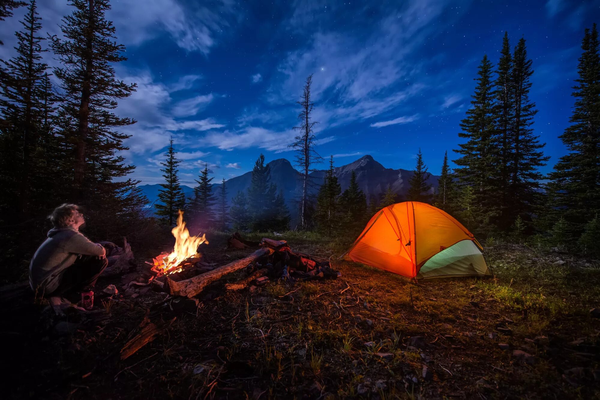 Look at the camp. Палатка в лесу. Палатка костер. Поход с палатками. Туризм с палатками.