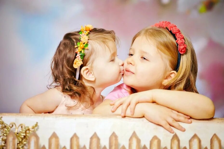 Счастливые дети две девочки. Сестрички целуются. Bioshock сестрички. Фотосессия старшей и младшей сестры. Сестрички красотульки.