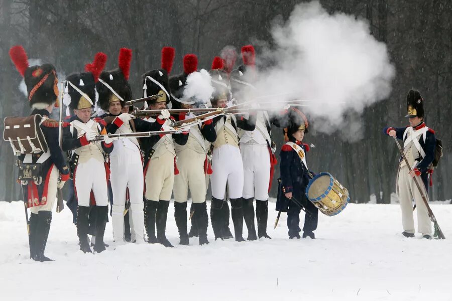 Французская армия 1812. Французский солдат 1812. Форма французских солдат 1812. Русские гренадеры 1812 реконструкция.