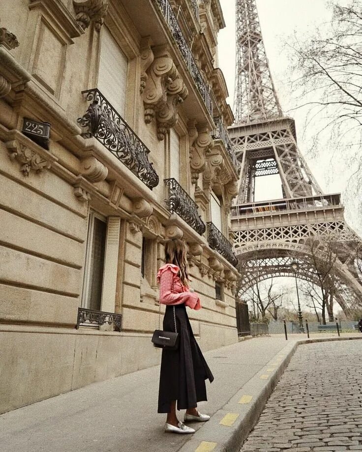 Франция изменилась. Де Майер Париж. Русейкин Париж. Париж улица кафе Эйфелева башня. Девушки на улицах Парижа.
