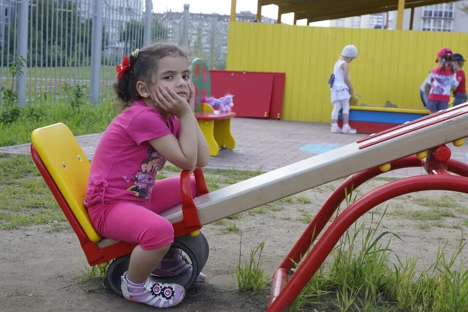 Гулять ли на детской площадке. Девочка на детской площадке. Девочка на детскойплощадки. Девушки на детской площадке. Девочки в детском саду.