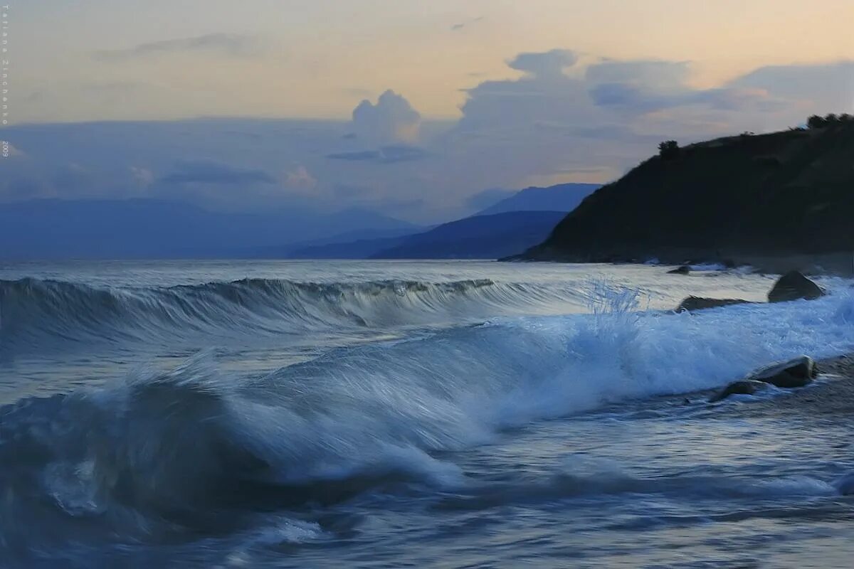 Тихие волны песня. Береговой шторм. Море волнуется. Море волна Крым. Крым волнующееся море.