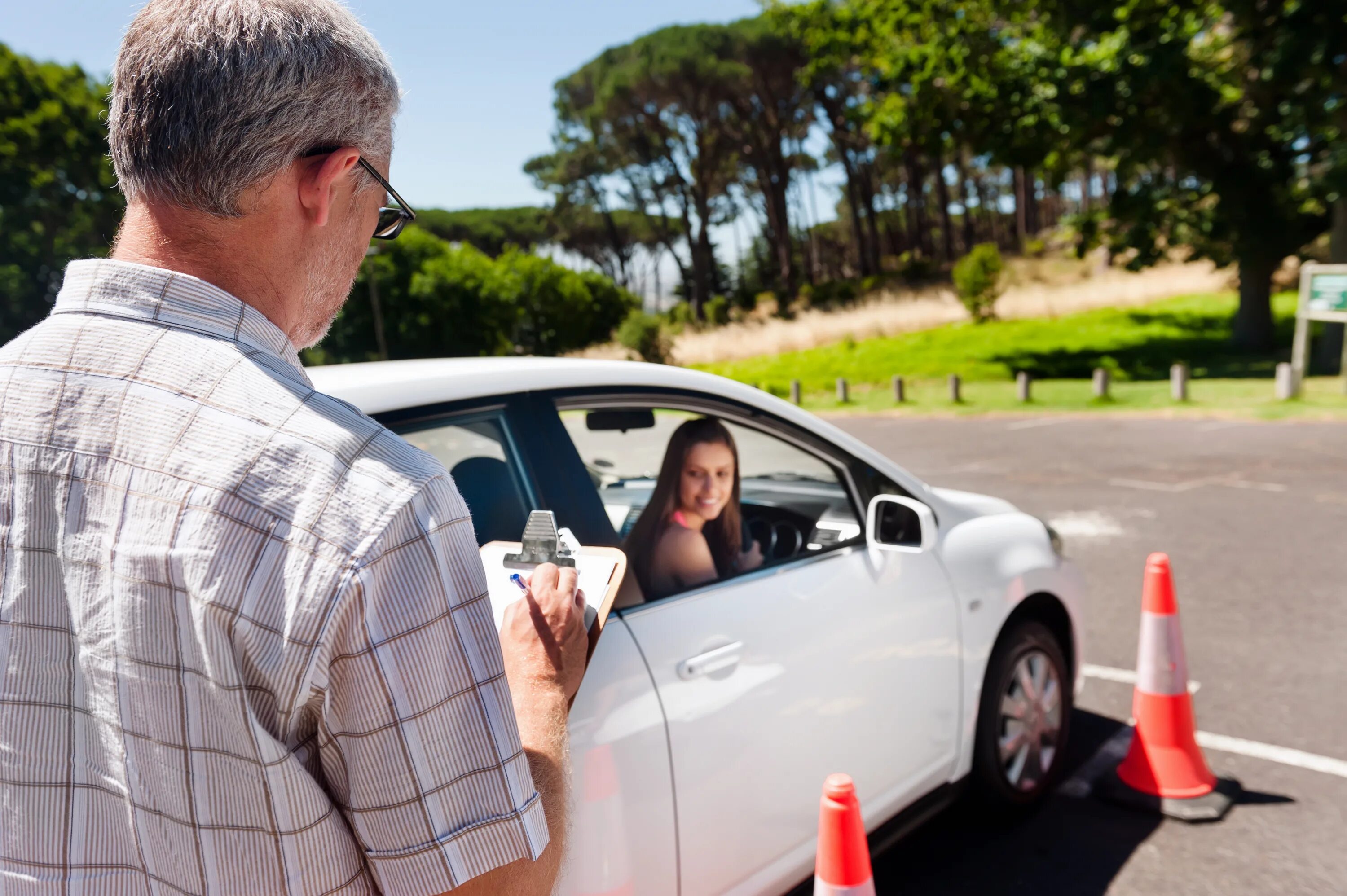 Learn to drive a car. Вождение в автошколе. Уроки вождения. Инструктор автошколы. Вождение с инструктором.