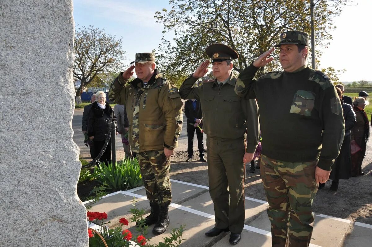 Погода в слободзее. Военная часть Слободзея. Военкомат Слободзея. Памятник Николаю Остапенко Слободзея.