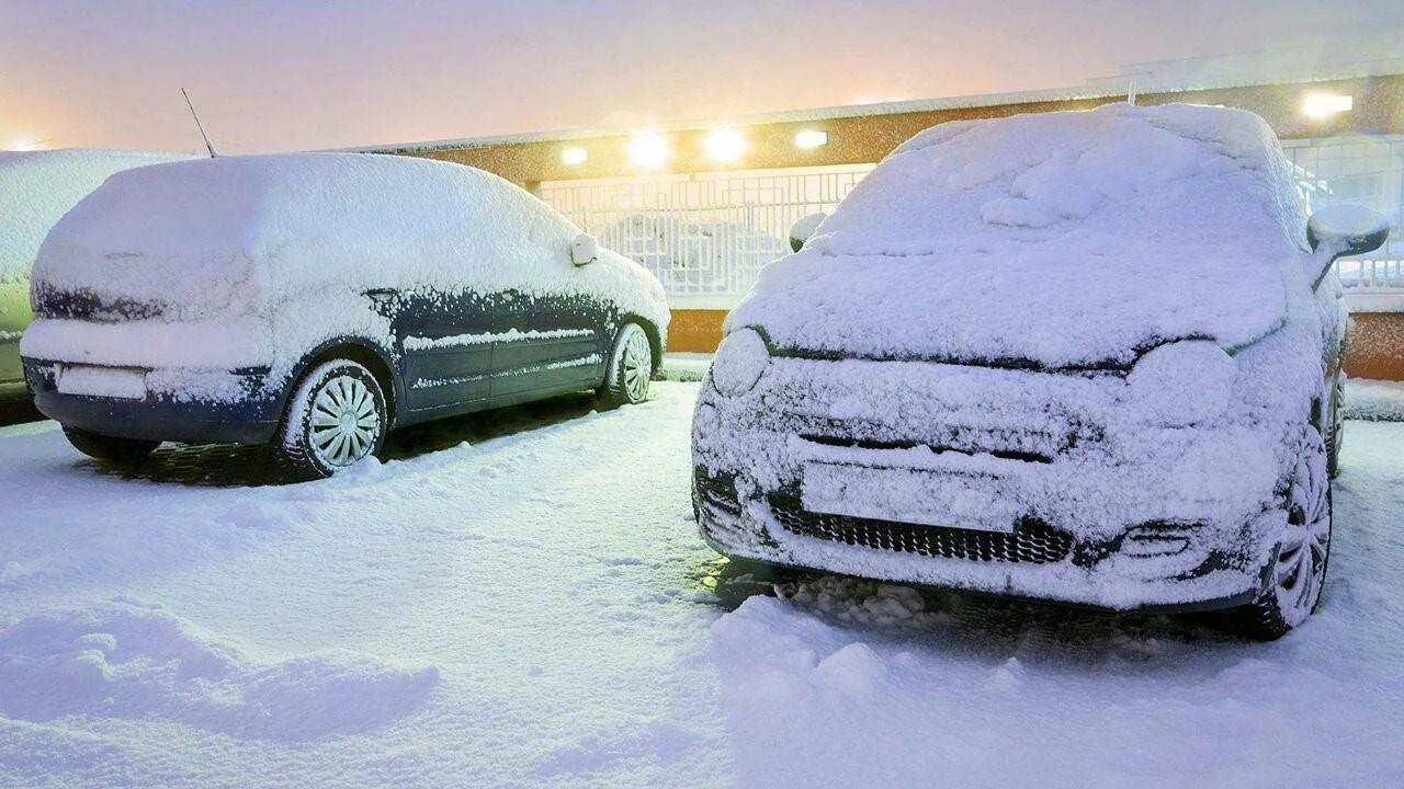 Нужно ли прогревать машину летом. Замерзший автомобиль. Прогрев автомобиля. Машина в снегу. Авто зима.
