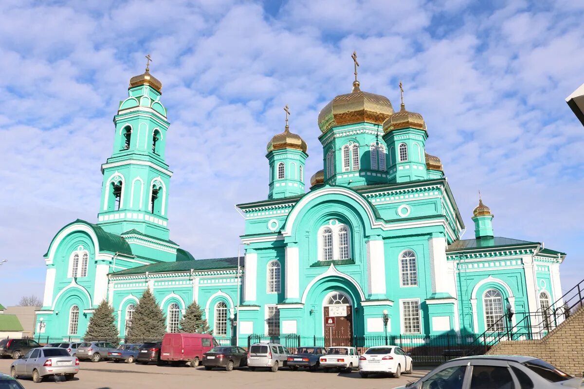 Ровеньки область. Свято Троицкий собор Ровеньки Белгородская область. Троицкий храм Ровеньки Белгородская область. Ровеньский храм Белгородская область. Троицкая Церковь в Ровеньках.