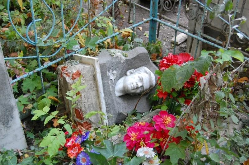 Детские захоронения. Старые детские могилы. Детское кладбище. Могилы советских детей. Детские могилки на кладбище.
