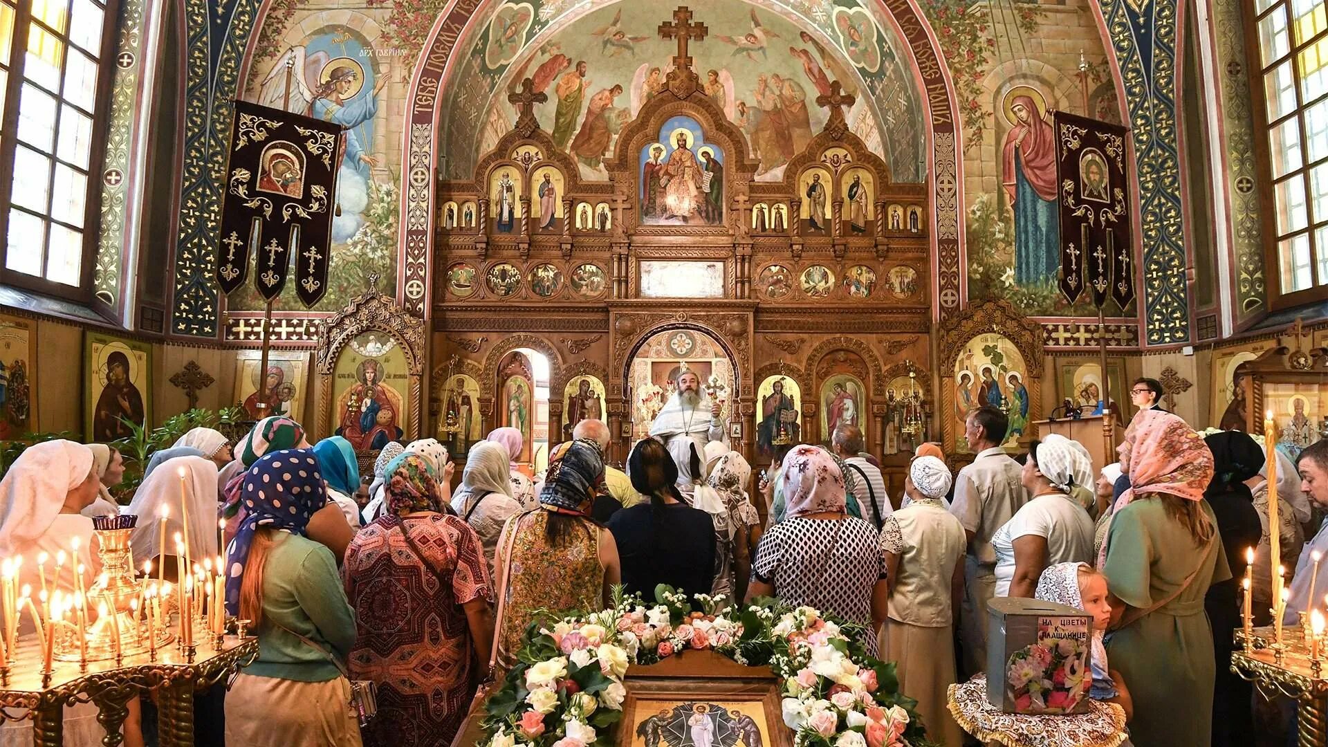 2 мая какой праздник церковный у православных. Церковь праздник. служба в православном храме. богослужение в православном храме. праздник в православном храме.