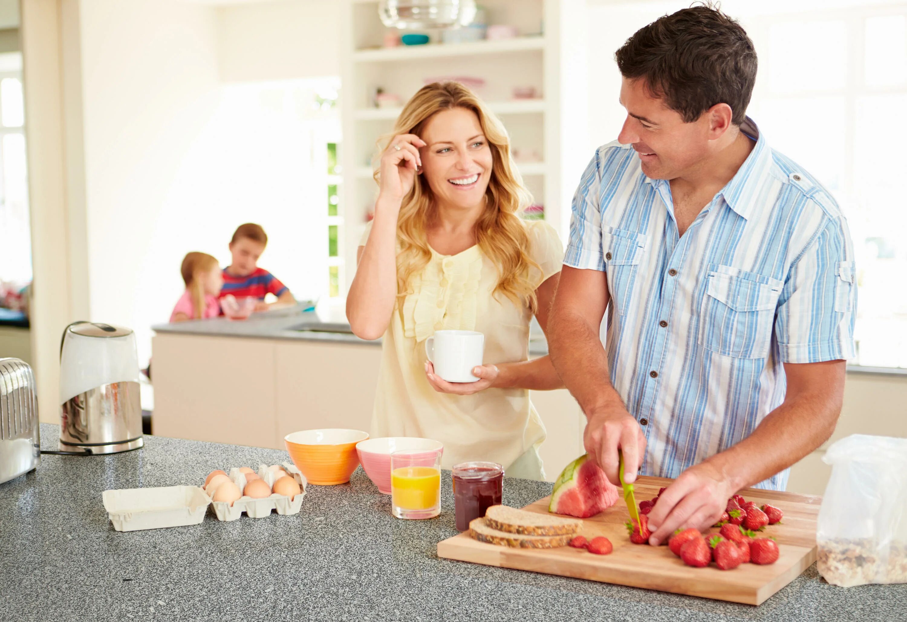 Wife home friends. Семья на кухне. Мужчина и женщина завтракают. Счастливая семья на кухне. Семья кухня обед.