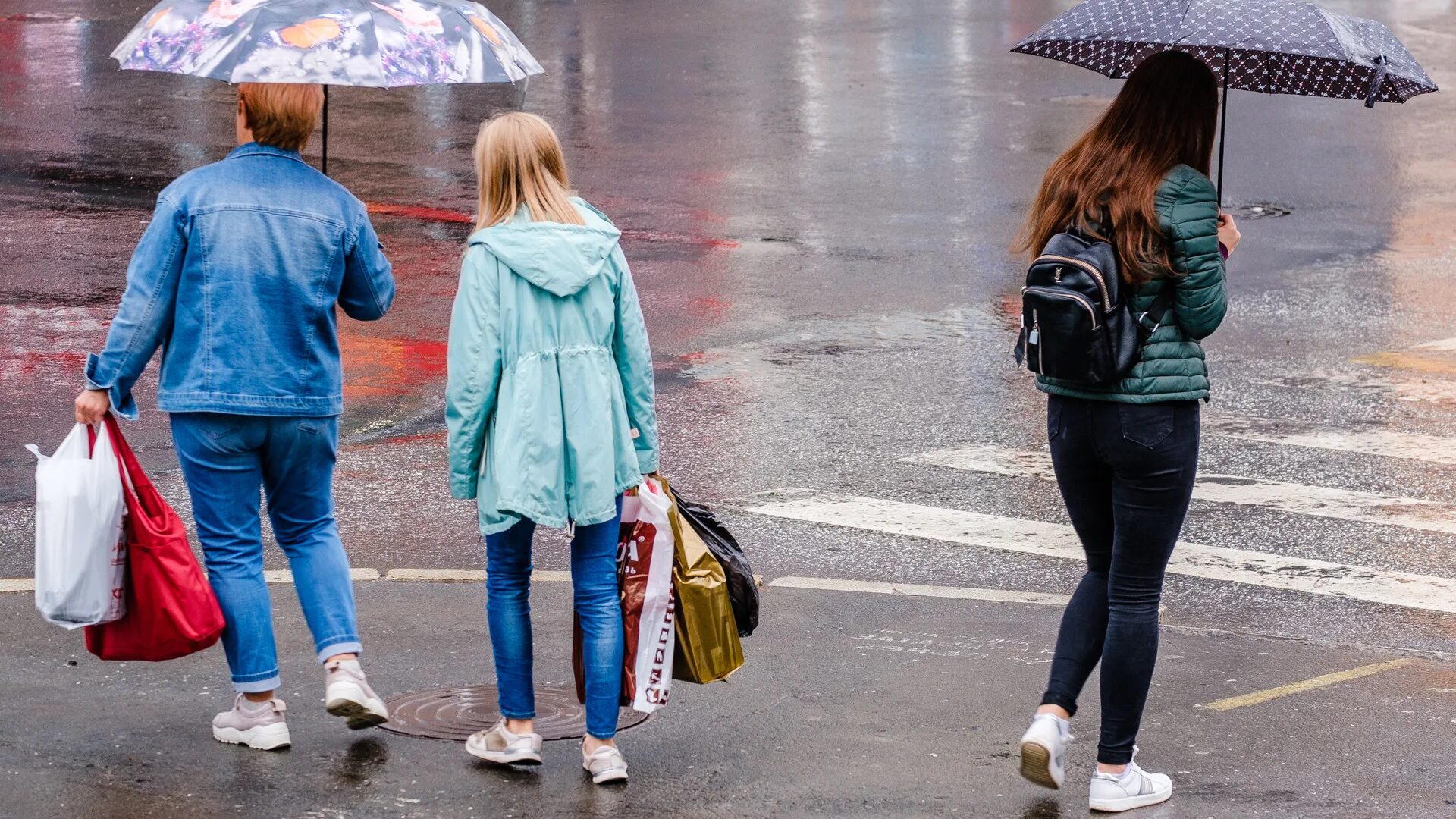 Какое будет лето в перми. Люди на улице. МЧС предупреждает. Град идет фото. Сильный ветер Пермь.