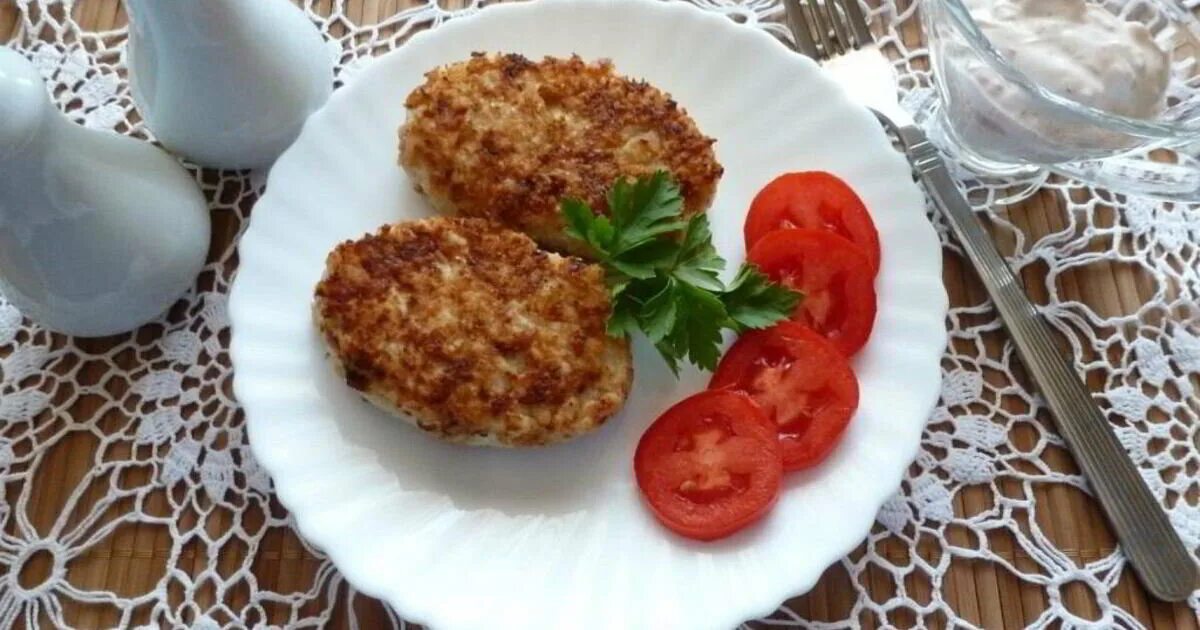 Котлеты из кальмара без яиц. Биточки из кальмара. Кальмаровые котлеты. Котлеты из кальмара. Котлеты рыбные кальмар.