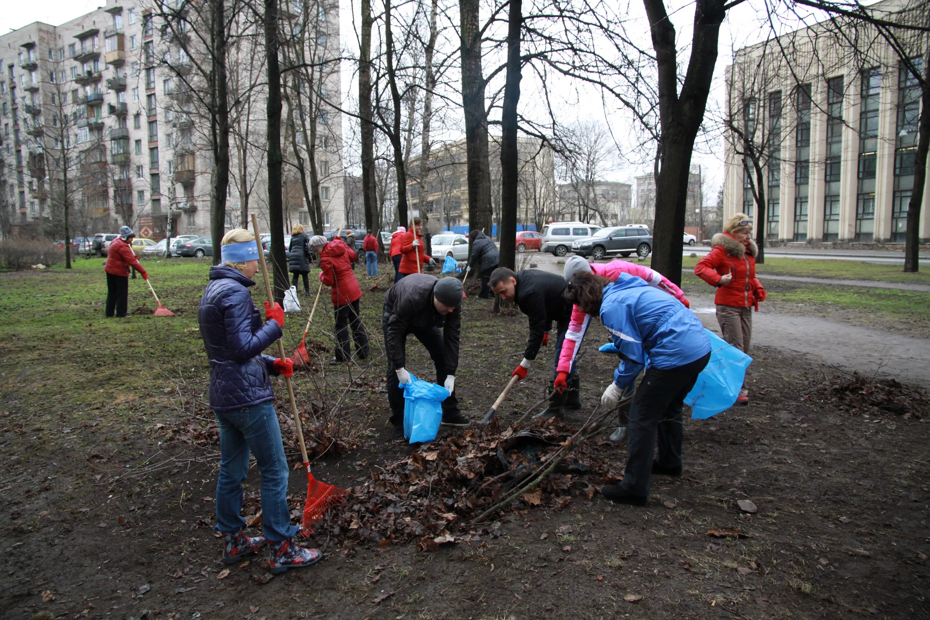 Люди вышли на субботник. Уборка двора. Уборка территории весной. Уборка придомовой территории. Субботник в городе.