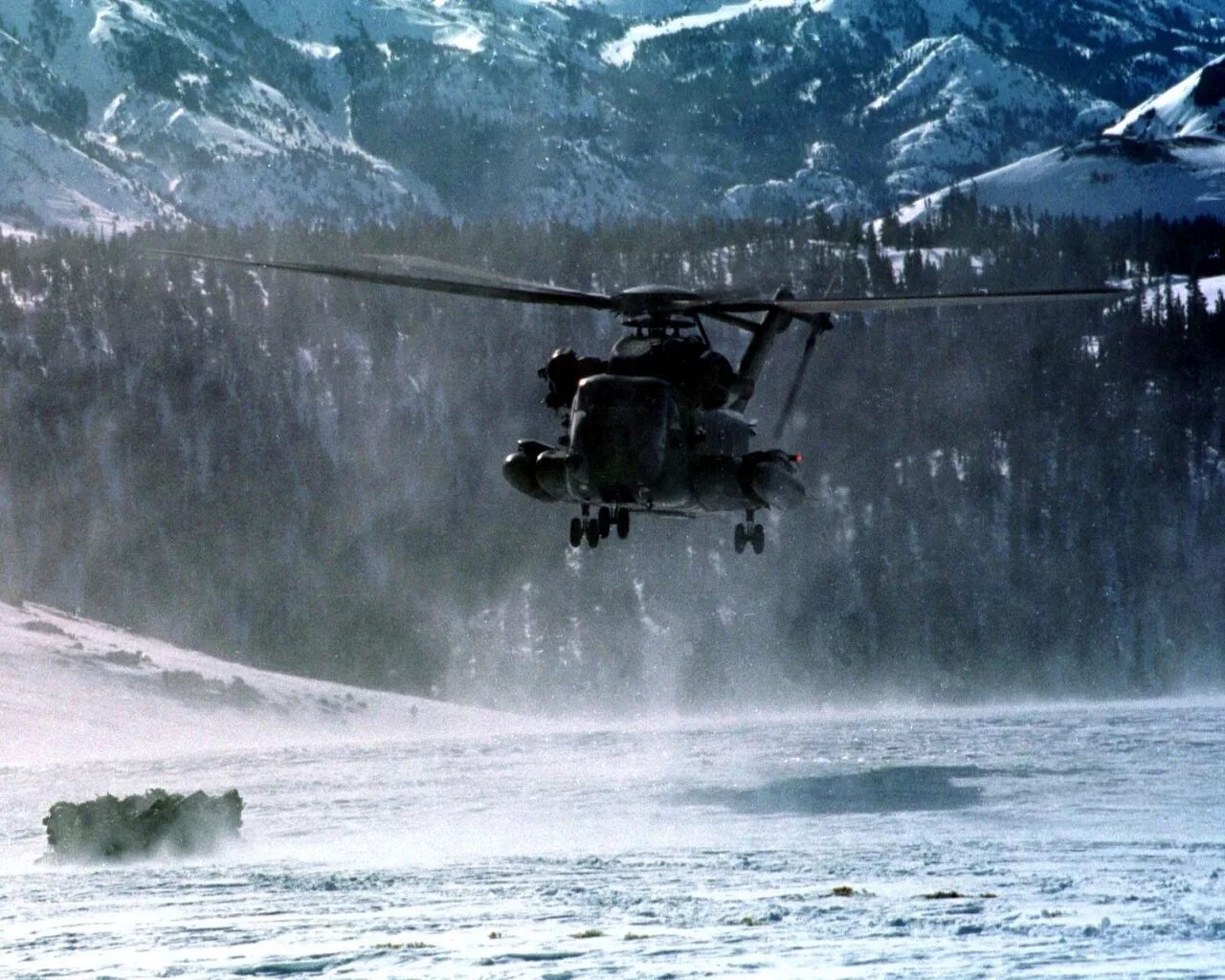 Вертолеты над озером. Sikorsky Ch-53 Sea Stallion. Вертолет фото. Вертолет над лесом. Вертолет красивое фото.