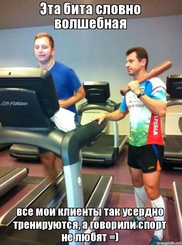 Спортивные люди. Тяжелая тренировка. Тренер в спортзале. Тренер в тренажерном зале. Спортсменка с телефоном.