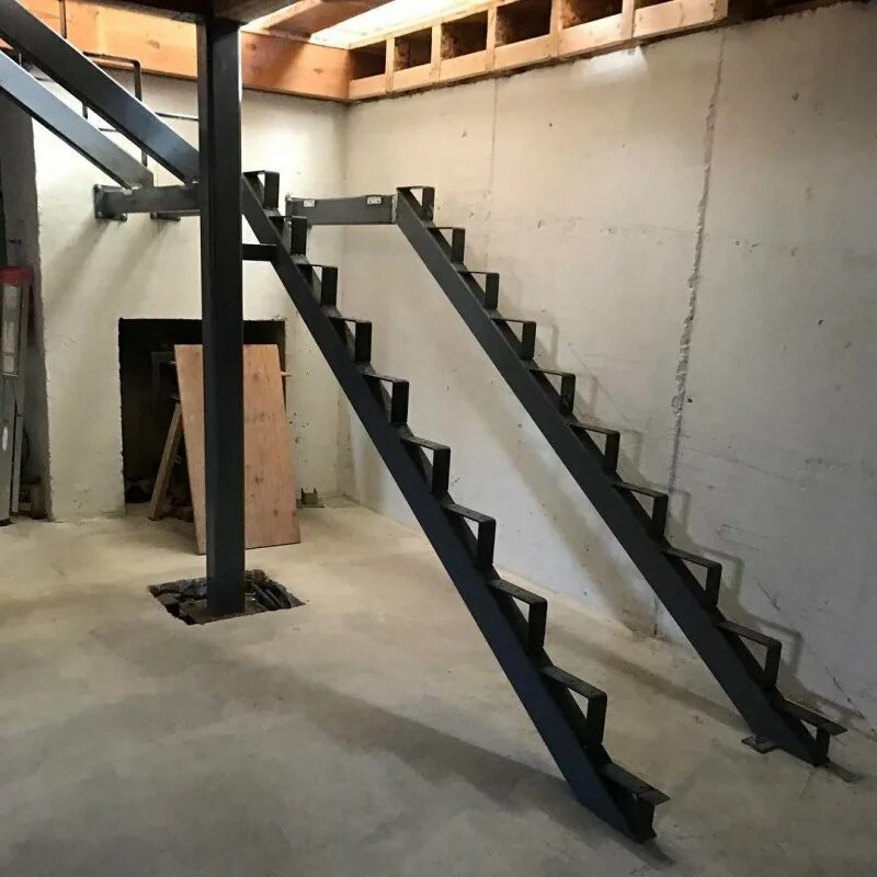 Лестница металл 40на40. Косоур из швеллера для лестницы. Ступени металлические косоуры швеллер. Лестница на швеллере 20.