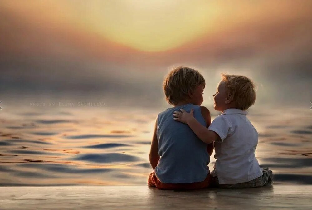 дружеские объятия. мальчик обнимает девочку. любовь 2 братьев и сестер. любовь 2 братьев и сестер. возлюбленные сестры die geliebten schwestern 2014.