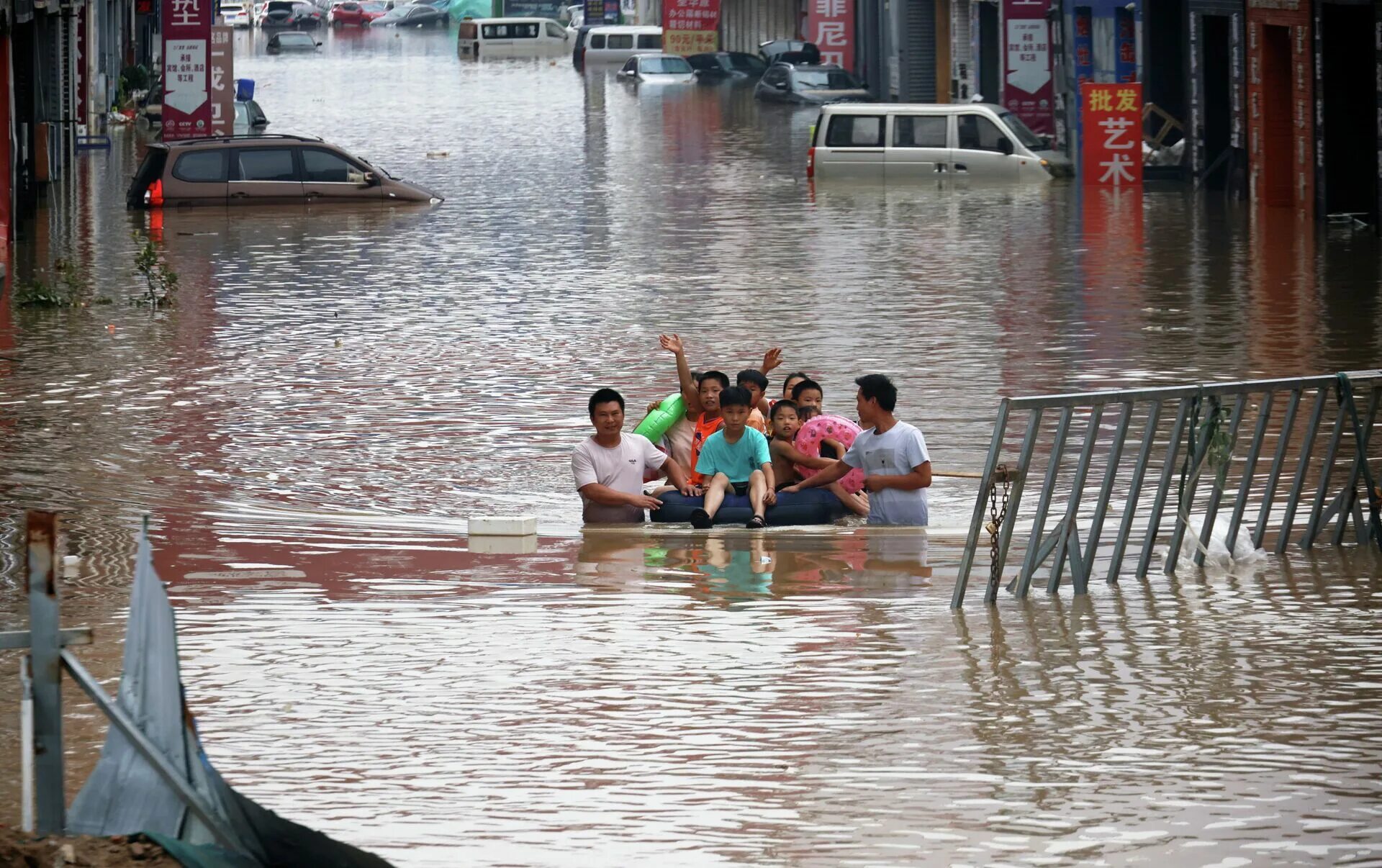 Какое наводнение в китае. Чжэнчжоу наводнение. Наводнение в Хэнань. Наводнение в Китае 2021. Ливни в Китае 2021.