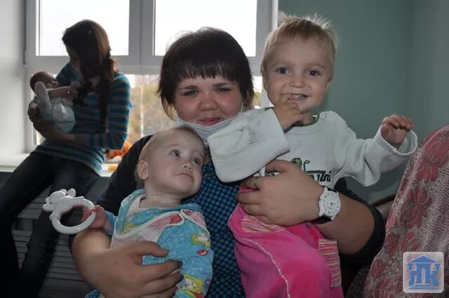 Памперсы в дом малютки. Дети малутк в доме малютки. Волонтеры в гатчине в доме малюток. Волонтер в дом малютки. Михайловский детский дом ребенка волгоградская область.