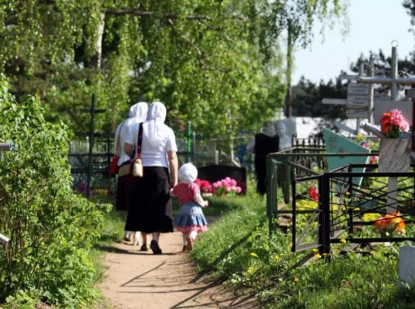 На кладбище поминают. Поминовение усопших на кладбище. Троица на кладбище. Посиделки на кладбище.