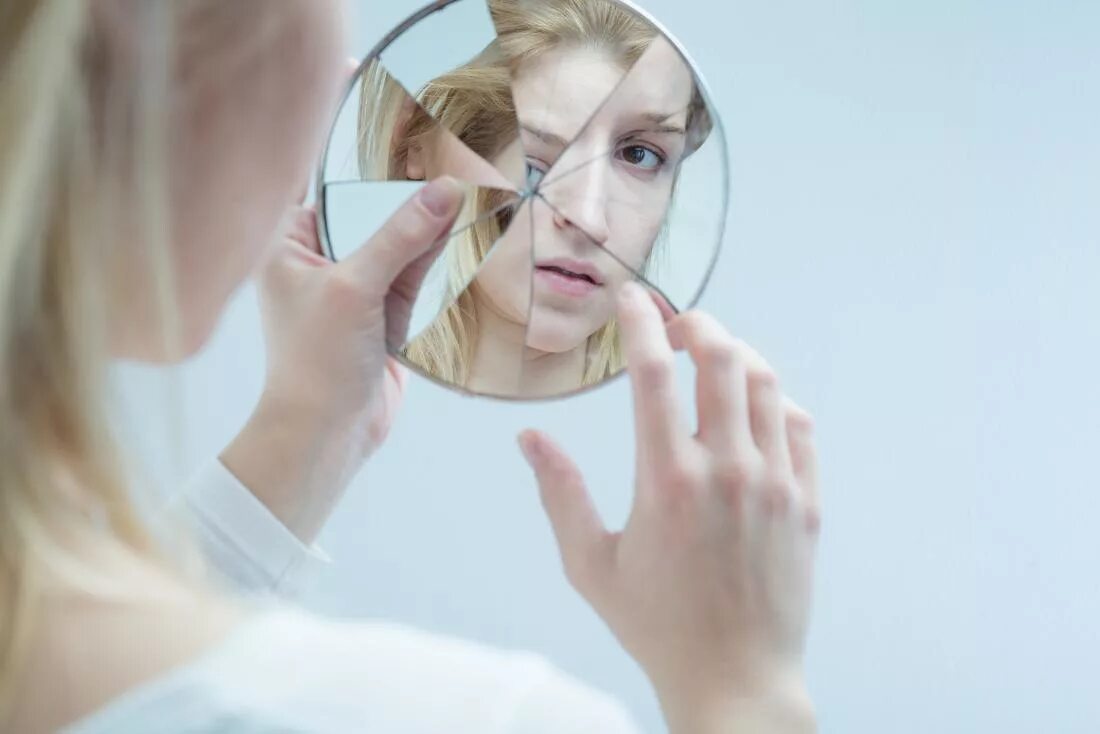 Лицо в разбитом зеркале. Комплексы человека. Искаженное отражение в зеркале. Отражение в разбитом зеркале.