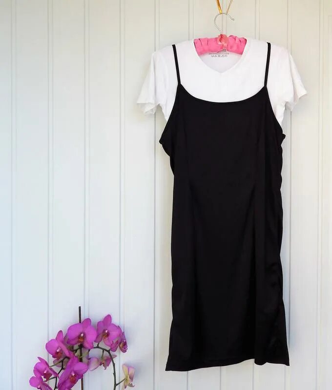 Платье в бельевом стиле с футболкой. Сарафан в бельевом стиле с футболкой. Черное платье комбинация с футболкой. Платье комбинация с белой футболкой.