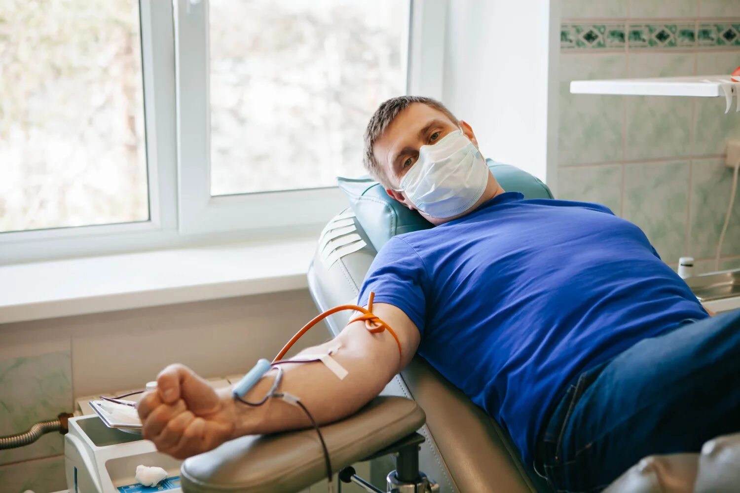 Переливание крови спасло жизнь. Донор крови. Переливание крови фото. Парни переливают кровь.